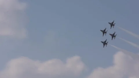 Slow-motion view of United States Air Force squadron flying over military base Vidéo 93743473