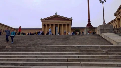Slow-motion walk up the Rocky Steps at Philly's Art Museum, tourists all around Vídeo Stock 304934578