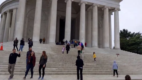 Slow-motion walk up the steps of the Jefferson Memorial in Washington, DC Vídeo Stock 283700817