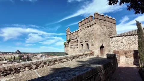 Slow Motion Walk Towards Upper Puerta del Sol from Mezquita Gardens 库存影片 322161938