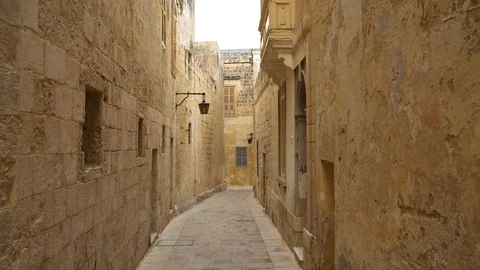 Slow motion Walking along the medieval streets of old Mdina, Malta. Vidéo 88528903