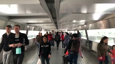 Slow motion-Walking at the Central overpass, Hong Kong, China Видео 89604097