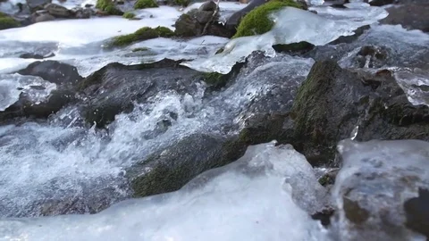 Slow motion waterfall with moss and ice 스톡 동영상 85094834