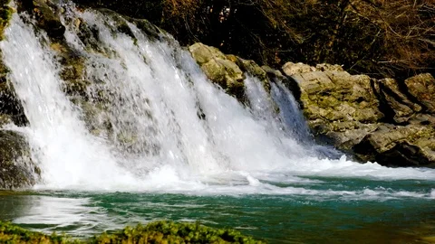 Slow motion waterfall in the mountains of Sochi. The river flows over the rocks. Vidéo 104800501