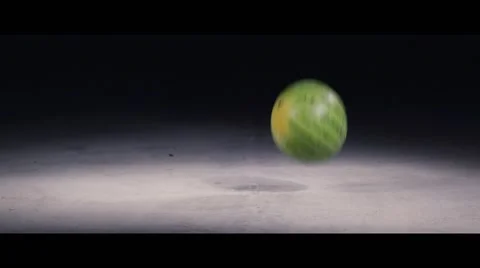 Slow Motion Watermelon Falls and Smashes on Concrete Vidéo 42698663