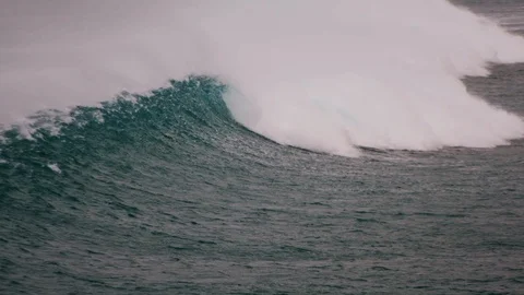 Slow motion wave breaking towards shore in howling strong offshore winds Vidéo 107966827
