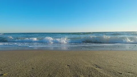 Slow Motion Wave Hits Empty Beach 库存影片 89904416