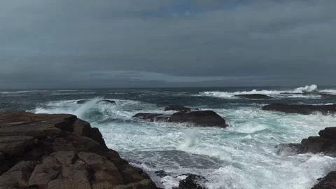Slow Motion Waves Around Rocks at Kilkee 動画素材 346965908