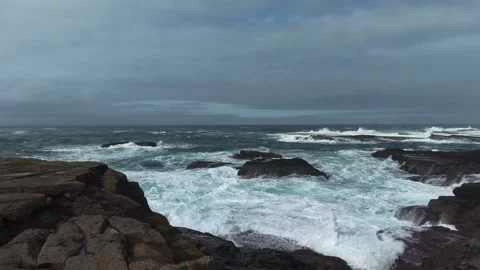 Slow Motion Waves Around Rocks at Kilkee 動画素材 346965946