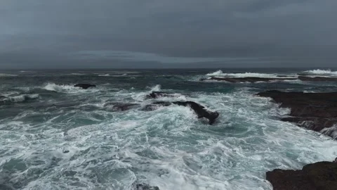 Slow Motion Waves Around Rocks at Kilkee 動画素材 346977122