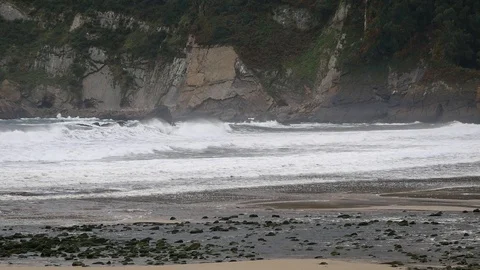 Slow motion of waves of the atlantic ocean in cloudy rainy weather Video stock 127777511