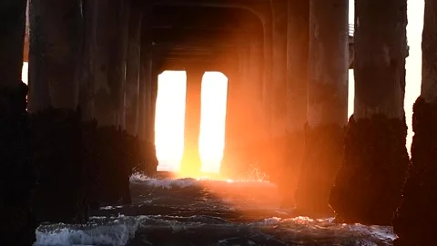 Slow-Motion Waves Break Beneath Manhattan Beach Pier During Sunlit Zoom Vídeos de archivo 300824222