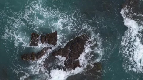 Slow-motion waves break on rocky mountain shores. Tropical climate, turquoi.. Stock-Footage 280037456