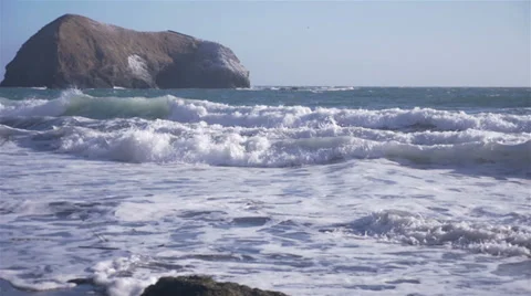 Slow Motion waves crash against rocks 1 Video stock 39724369