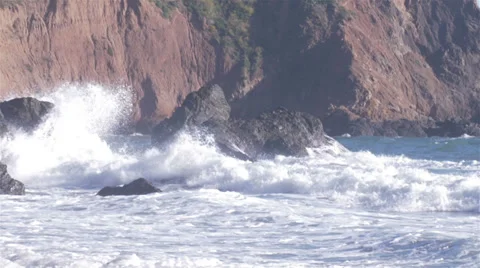 Slow Motion waves crash against rocks 2 Stockbeeldmateriaal 39724689
