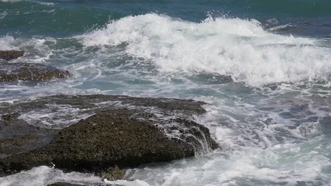 Slow motion waves crash on rocks Video stock 95268602