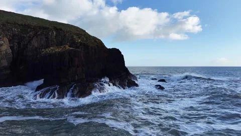 Slow Motion Waves Crashing Against Dark Rocky Coastline in 4K 库存影片 332944819
