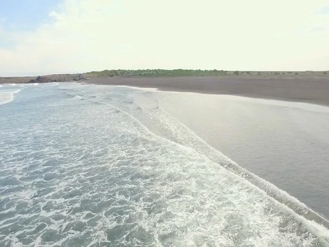 Slow motion waves crashing at beach - Aerial view of Stokksnes Видео 72325420
