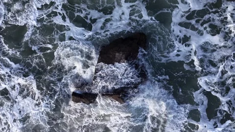 Slow Motion Waves Crashing on Rock Top Down Water Texture Stockbeeldmateriaal 332944706
