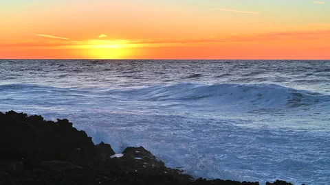 Slow motion of waves crashing on rocks in sunset at the sea Vídeo Stock 224074386