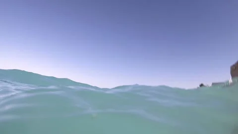 Slow motion of waves forming on a paradisiac island with clear and Vídeo Stock 150753236