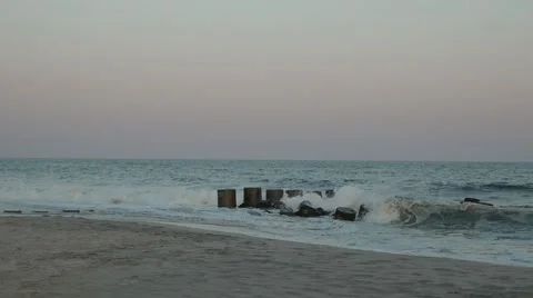 Slow Motion of waves on jetty at sunset 動画素材 52485521