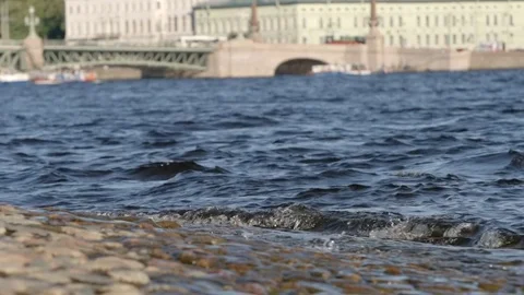 SLOW MOTION: Waves of the Neva river on the Trinity Bridge background in summer Vídeo Stock 84725781