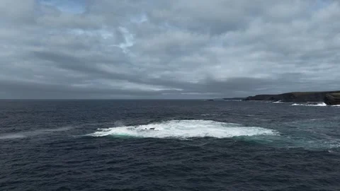 Slow Motion Waves Over Offshore Rocks at Kilkee 動画素材 346964094