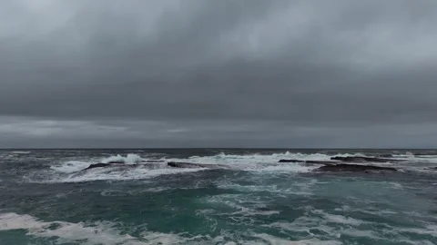 Slow Motion Waves Over Rocks at Kilkee Shore Vídeo Stock 346964891