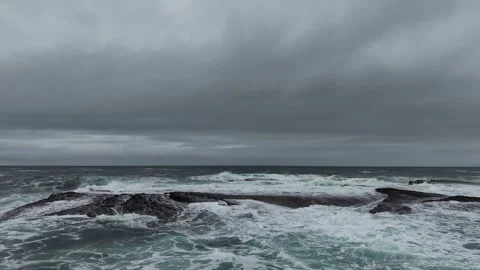Slow Motion Waves Over Rocks at Kilkee Shore Vídeos de archivo 346964958