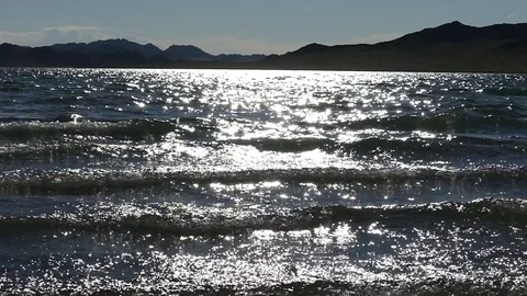 Slow motion of waves in the reflection of the sun. Video stock 79130880