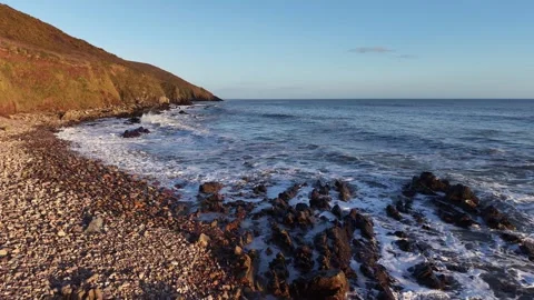Slow Motion Waves Washing Over Rocky Shoreline in 4K 库存影片 332944392