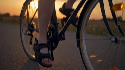 Slow motion of wheels of bicycle in summer evening. 스톡 동영상 83121387