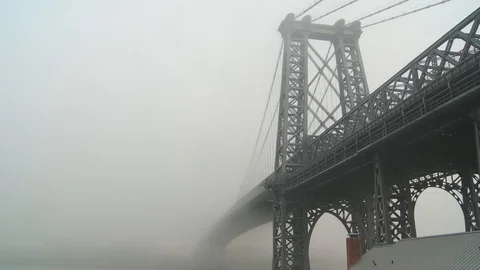 Slow motion of Williamsburg Bridge with dense fog, morning. 스톡 동영상 105875250