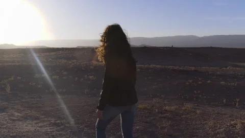 Slow motion, woman with photo camera walking in the desert Video stock 138396853