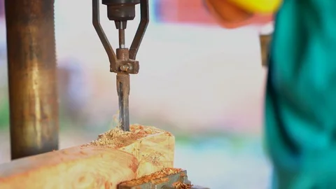Slow motion wood drill machine working on blurred bright background Vídeo Stock 100338732