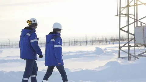 Slow Motion Workers Walk to Green Building on Winter Day Vídeo Stock 79432820