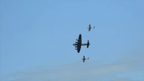 Slow motion ww2 fly by, Spitfires and a Lancaster 库存影片 77012495