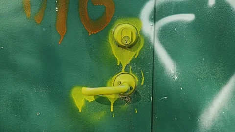 Slow Motion of Yellow Painted Door Handle Shining in Flickering Sunlight Vidéo 329746667