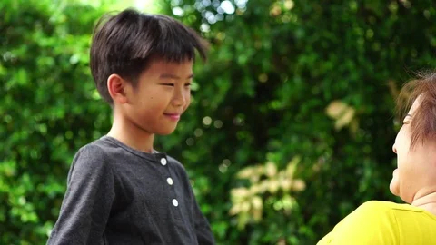Slow motion young Asian boy hug his mom 库存影片 90242202