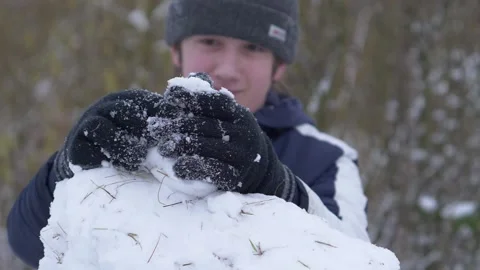Slow motion Young boy building a Snowman 库存影片 148558711