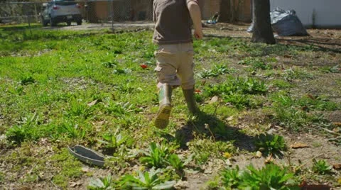 (Slow Motion) Young boy plays in the yard 1 스톡 동영상 22038451