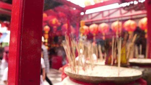 Slow motion young boy pray at chinese temple with incease stick 스톡 동영상 89486054