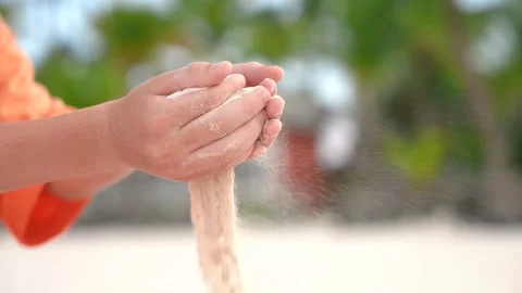 Slow motion of young boy in straw hat scatter the sand from the hands on the Видео 277213773