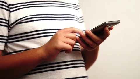 Slow motion Young boy use a smart phone. Vídeos de archivo 91090361