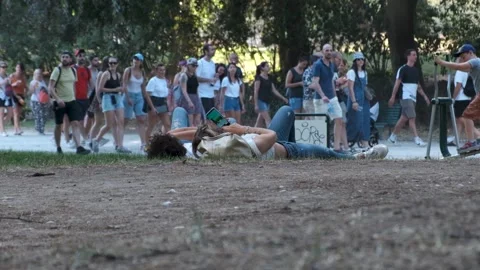 Slow motion of young coupld lying on the grass in a park Vídeo Stock 201493201