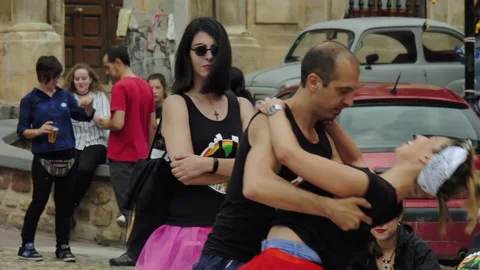 Slow motion: a young couple is dancing on the street during a city holiday. Video stock 231684821