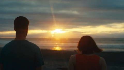 Slow motion young couple walking on beach at sunset with anamorphic flares Vídeos de archivo 89999119
