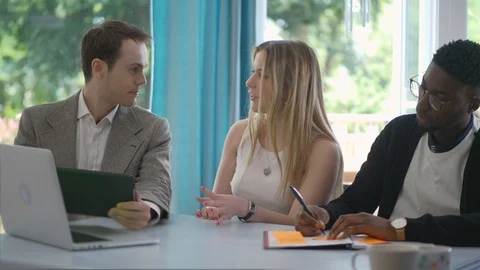 Slow motion young group of professionals tallking cherrifully about business  Video stock 89870594