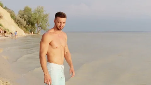 Slow motion: Young half naked man walk along the beach in the city. Vídeos de archivo 77157466